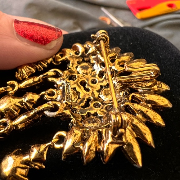 Hollycraft Red Rhinestone Brooch 3”
Vintage and Stunning - Picture 6 of 8